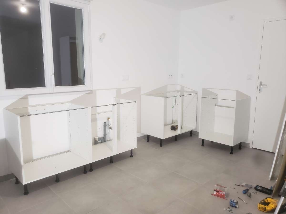 Cuisines en construction avec mobilier blanc.